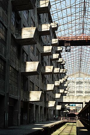 Archivo:Sunlit balconies of the Brooklyn Army Terminal