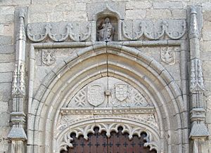 Archivo:Tímpano de la portada principal de la Iglesia Parroquial, Macotera