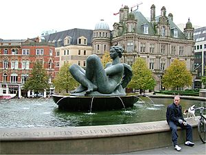 Archivo:The River aka The Floozie in the Jacuzzi - Victoria Square - Birmingham - 2005-10-13