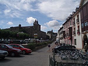 Archivo:Vista de la iglesia de San Nicolás el Real de Villafranca del Bierzo