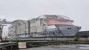 Archivo:Wonder of the Seas in St-Nazaire (2020) (cropped)