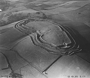 Archivo:Aerial photograph of Maiden Castle, 1935