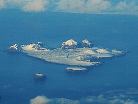 Aerial view of Heimaey, 2009-02-01.jpg