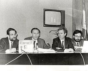 Archivo:Alfonso Guerra comparece en rueda de prensa junto a otros miembros del Gobierno para informar de los resultados del referendúm de la OTAN. Pool Moncloa. 12 de marzo de 1986