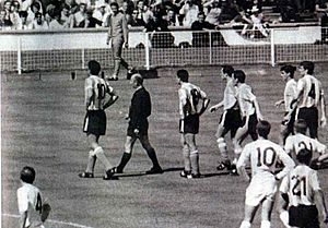 Archivo:Argentina 1966 rattin