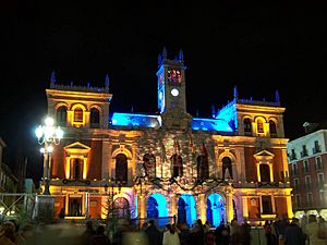 Archivo:Ayuntamiento Valladolid diciembre fachada colores mini