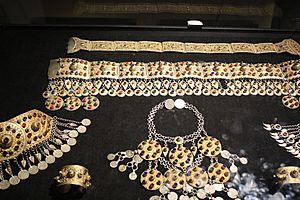 Archivo:Azerbaijani jewellery in Museum of Azerbaijani carpet 2