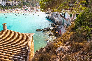 Beach houses and beach at Cala Llombards, Mallorca (Spain) (23459322020).jpg