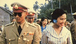 Archivo:Bhumibol Adulyadej and Sirikit at Nakhon Si Thammarat (15)