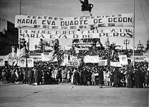 Archivo:Buenos Aires - Balvanera - Manifestación por el voto femenino en 1948