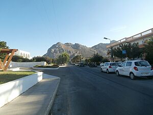 Archivo:Bus Stop at Alfa Hotel in Kolympia Rhodes 4 September 2018