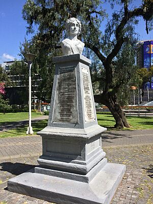 Archivo:Busto Manuela Sáenz, Parque La Alameda