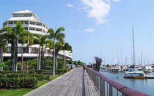 Archivo:Cairns Esplanade - Pier (Shangrila Hotel)