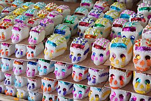 Archivo:Calaveras - sugar skulls - Dia de los Muertos - Tijuana 5422