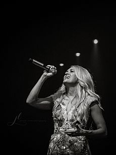 Archivo:Carrie Underwood (48916399782)