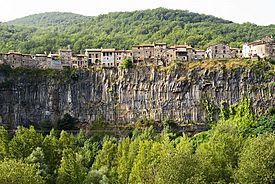 Castellfollit de la Roca - Vista frontal.jpg