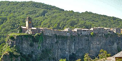 Archivo:Castellfollit de la Roca sobre la cinglera