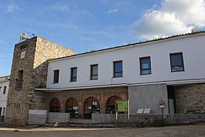 Archivo:Castillo de Almadén de la Plata