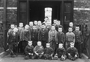 Archivo:Children at crumpsall workhouse circa 1895