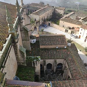 Archivo:Claustro de la catedral de Coria visto desde el campanario