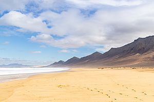 Archivo:Clouds over Playa de Cofete and Montaña Aguda on Fuerteventura, Canary Islands