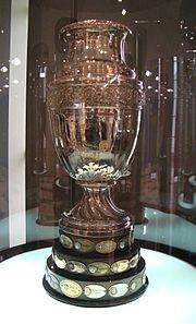 Archivo:Copa america trofeo