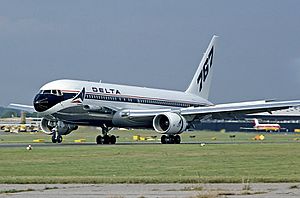 Archivo:Delta Air Lines Boeing 767-232 Farnborough 1982 Fitzgerald