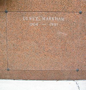 Archivo:Dewey Markham Crypt 12-2008