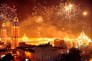 Archivo:Diwali fireworks and lighting celebrations India 2012