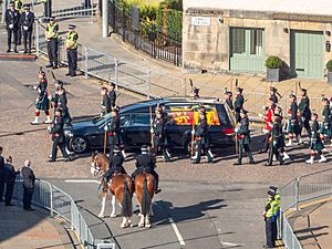 Archivo:Elizabeth II's coffin leaves Holyrood Palace