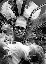 Archivo:Elton john rock music awards 1975