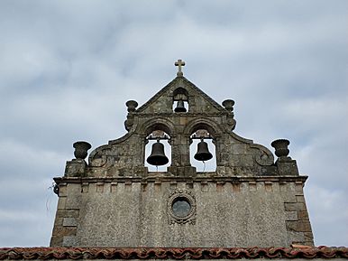 Archivo:Espadaña de la Iglesia de San Félix de Oles