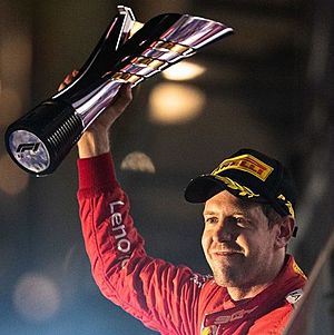 Archivo:F1 vettel 2019 pod (cropped)