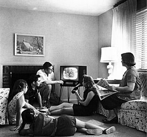 Archivo:Family watching television 1958