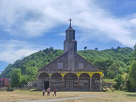 Iglesia-quinchao-frontis.jpg