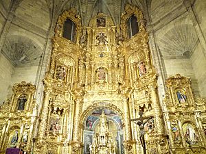 Archivo:Iglesia de Santo Tomás - Altar mayor y laterales
