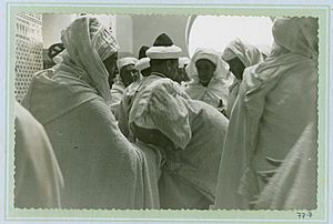 Archivo:Jefes y pashas haciendo cola para besar la mano de Belbachir durante la boda jalifiana en 1949. archivo Varela