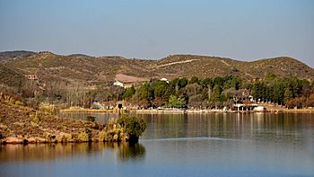 Archivo:Lago Embalse Potrero de los Funes