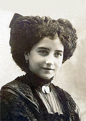 Archivo:Leonor Izquierdo 1910 (el día de su boda con Antonio Machado)
