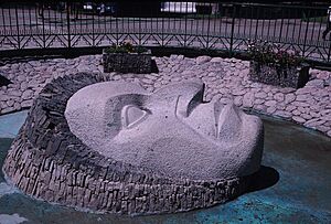 Archivo:MUNICIPAL PARK IN VICUNA WITH HEAD OF GABRIELA MISTRAL