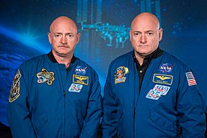 Archivo:Mark and Scott Kelly at the Johnson Space Center, Houston Texas