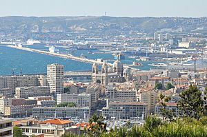 Archivo:Marseille (France), view on the city and the ports