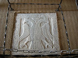 Archivo:Metropolis of Mystras, inside, imperial eagle