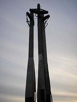 Archivo:Monument to the Fallen Shipyard Workers of 1970 in Gdańsk, Poland