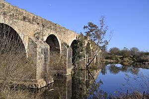 Archivo:Puente de Cantillana río Gévora