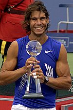 Archivo:Rafael Nadal holding the 2008 Rogers Cup trophy2
