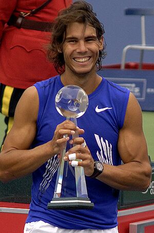 Archivo:Rafael Nadal holding the 2008 Rogers Cup trophy2
