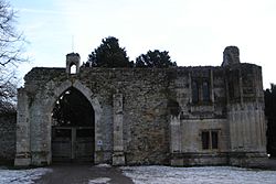 Archivo:Ramsey Abbey Gatehouse Front