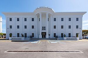 Archivo:Regus Cayman at The White House front exterior