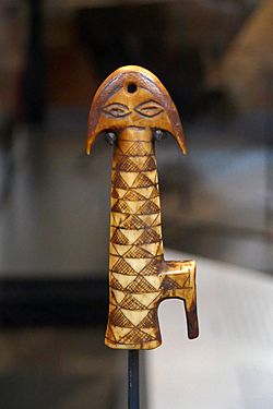 Sifflet Pendé en ivoire-Africa Museum (1).jpg